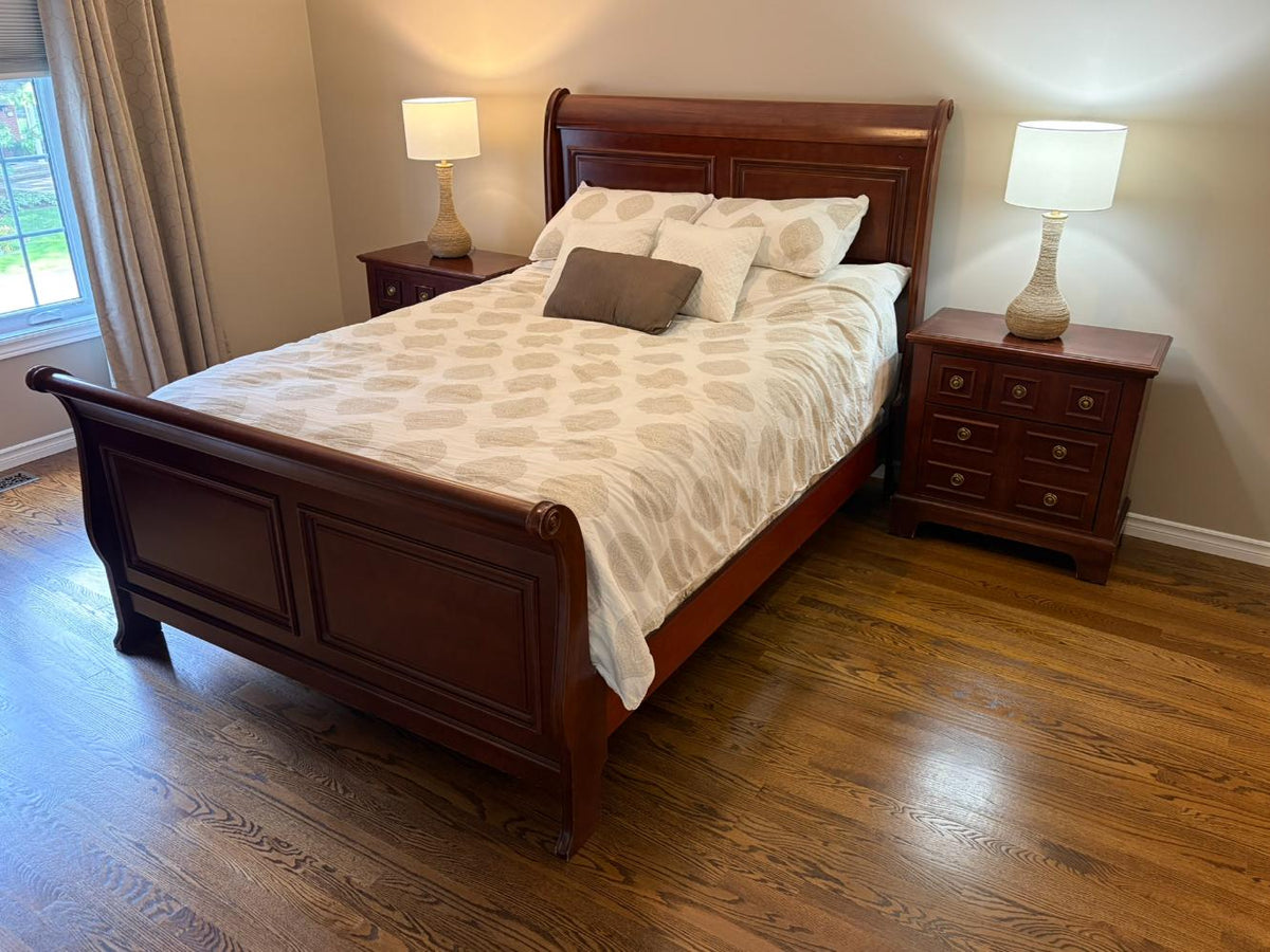 Vaughan-Bassett Queen Size Bed Frame