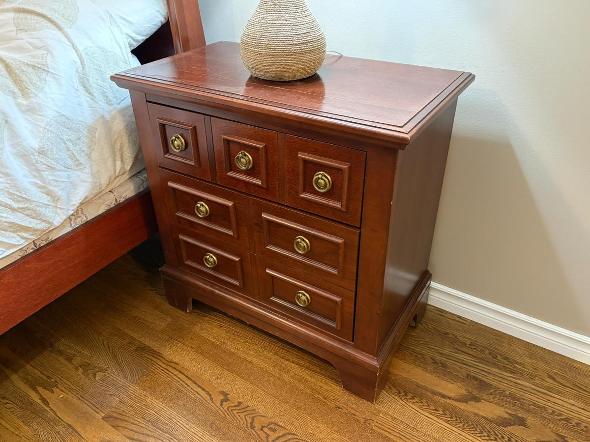 Single Nightstand Lot # (Vaughan-Bassett)
