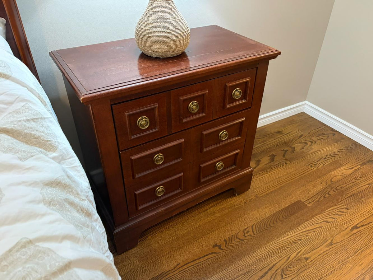 Single Nightstand Lot # (Vaughan-Bassett)