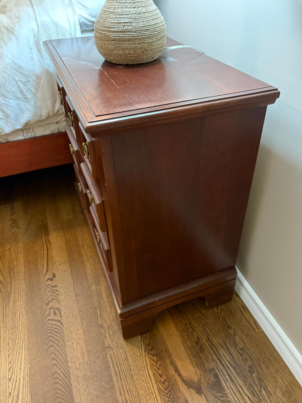Single Nightstand Lot # (Vaughan-Bassett)
