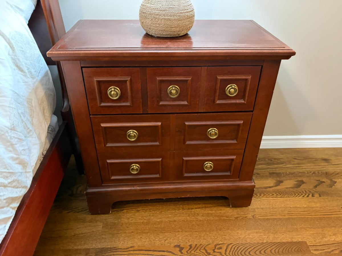 Single Nightstand Lot # (Vaughan-Bassett)