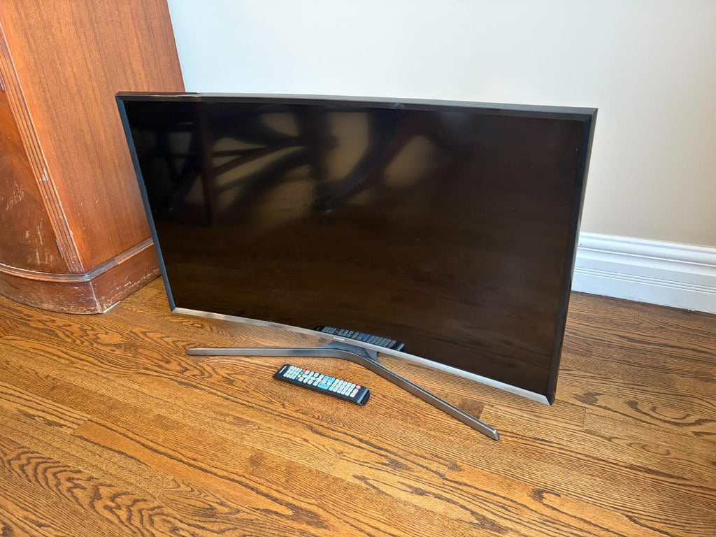 40” Samsung Series 6 Curved Smart Television UN40J6520AFXZC