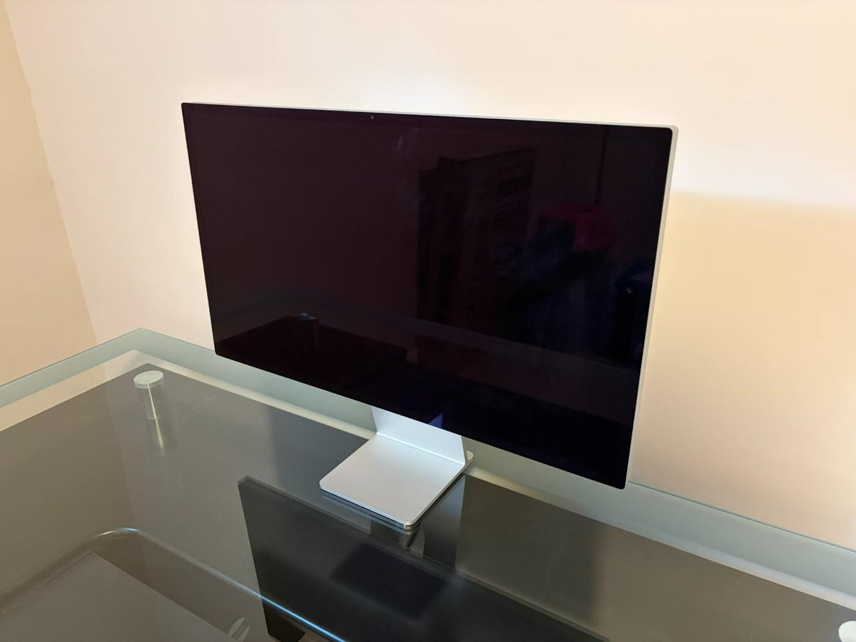 27” Apple Studio Display 5K Retina Monitor A2525 (5120 x 2880)