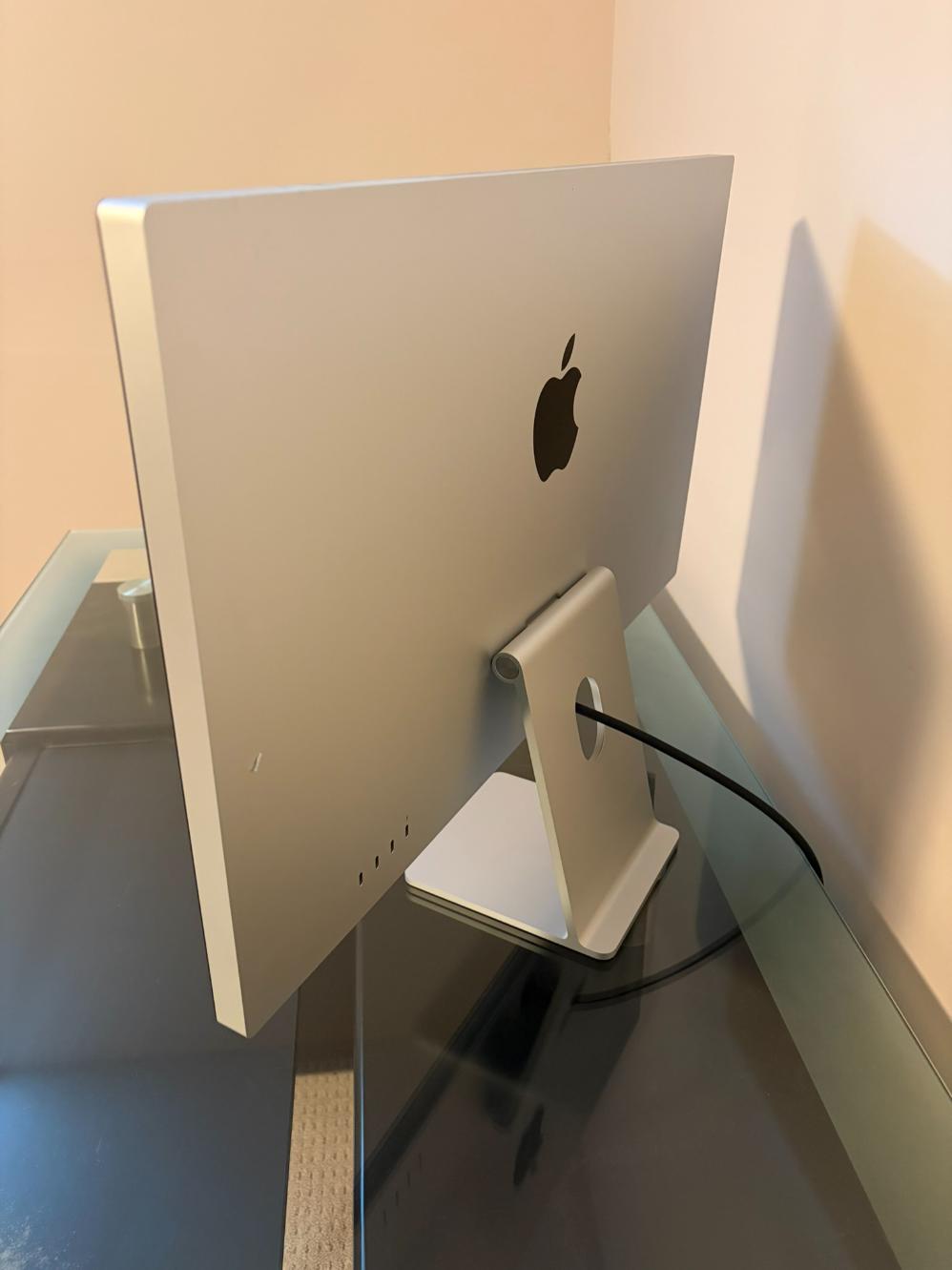 27” Apple Studio Display 5K Retina Monitor A2525 (5120 x 2880)