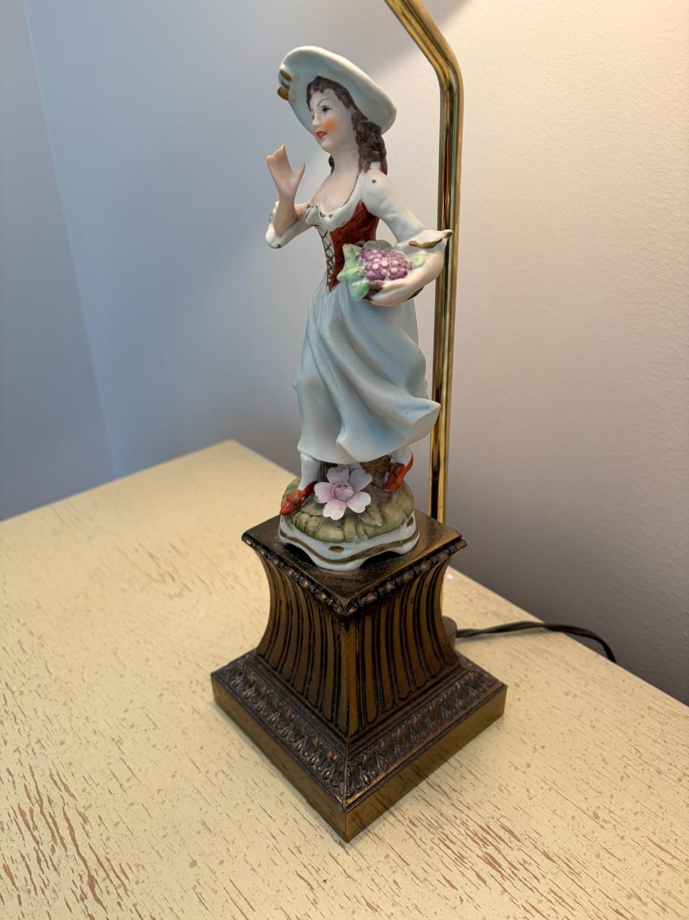 Single Glass Shade Table Lamp Lot #1